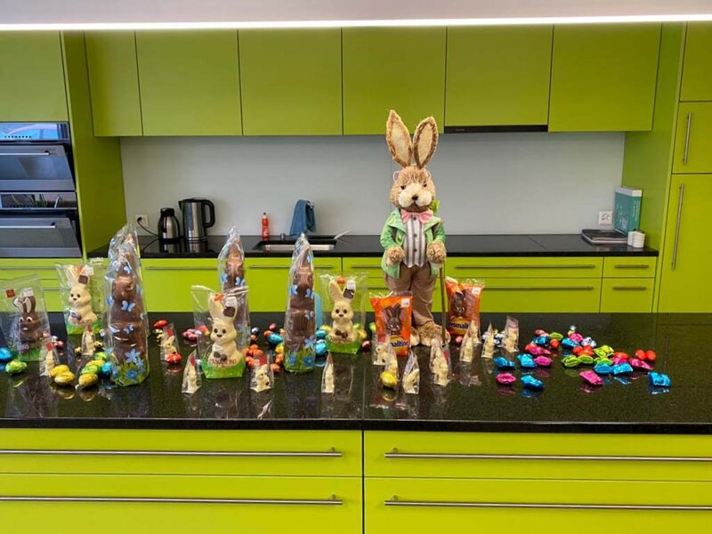 Le lapin de Pâques semble apprécier notre cantine verte ! Le lapin de Pâques semble apprécier notre cantine verte !