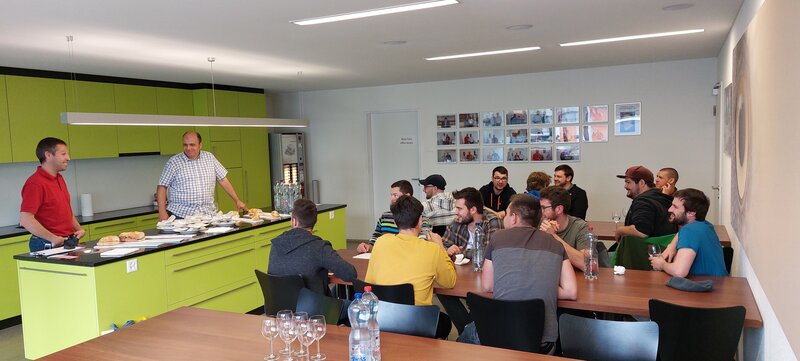 Des étudiants attentifs lors du lancement dans notre cantine, avant d'admirer les robots sur place.