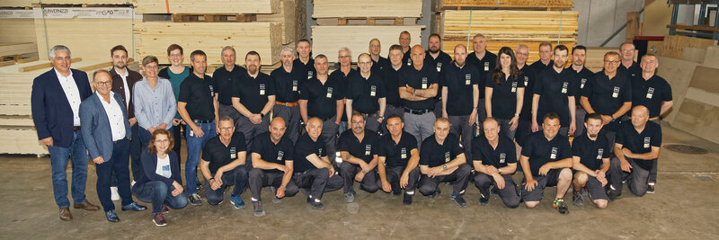 Nous profitons également de l'occasion pour prendre une photo actuelle de l'ensemble du personnel. Nous profitons également de l'occasion pour prendre une photo actuelle de l'ensemble du personnel.