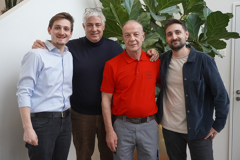 De gauche à droite: Michel und Andreas Egli, Ali Hasaj und Janek Egli